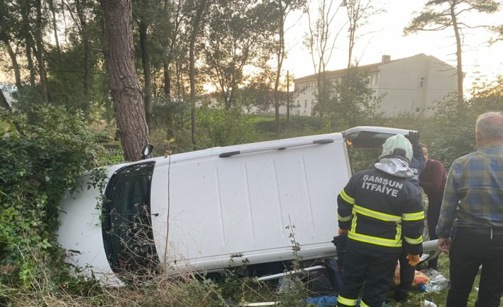 Bafra'da hafif ticari aracın hendeğe devrilmesi sonucu 3 kişi yaralandı