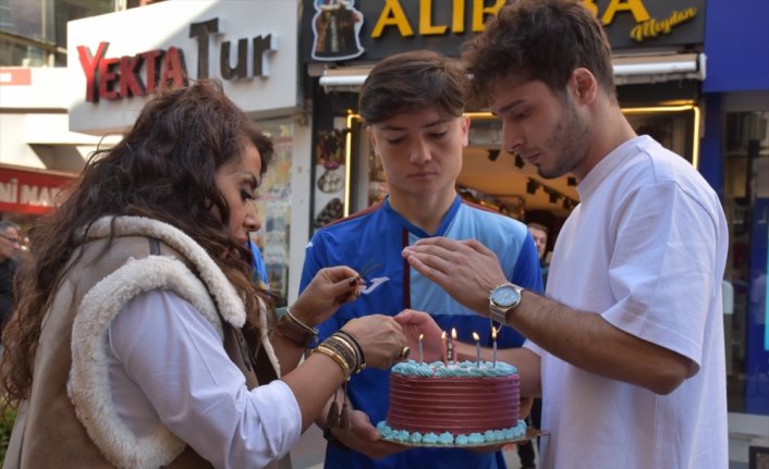 Trabzonspor Kulübü, bordo-mavili taraftar Münevver Taflan'ın doğum gününü kutladı
