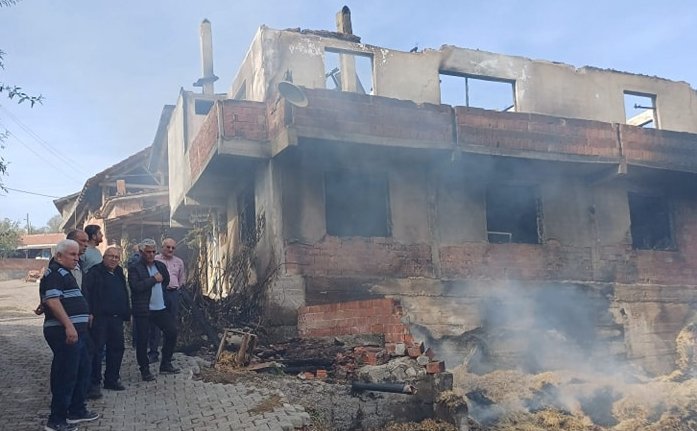 Amasya’da çıkan yangında bir ev, ahır ve 400 saman balyası yandı