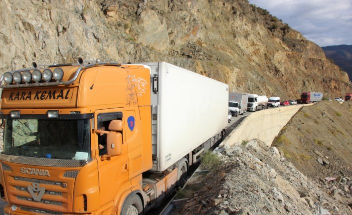 Artvin-Ardahan kara yolunda ulaşım heyelan nedeniyle tek şeritten sağlanıyor