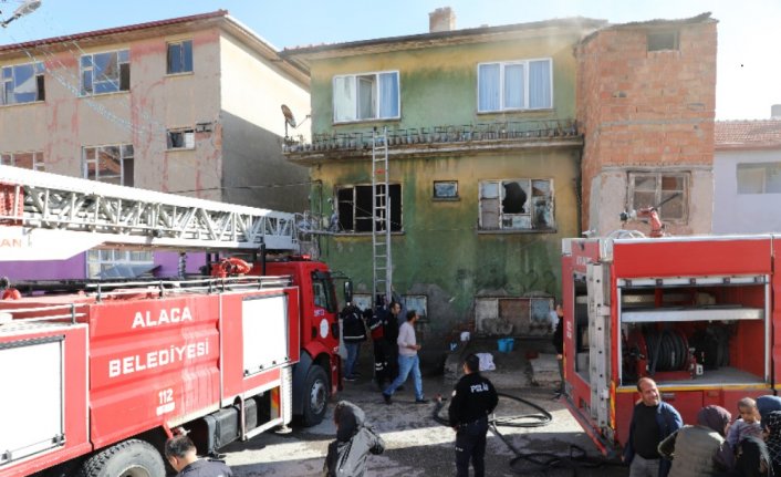 Çorum'da bir evde çıkan yangında 3 kişi dumandan etkilendi