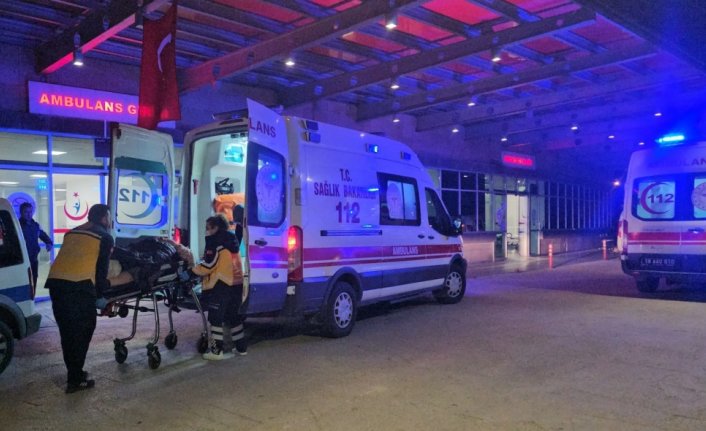 Çorum'da otomobil ile hafif ticari aracın çarpıştığı kazada 4 kişi yaralandı