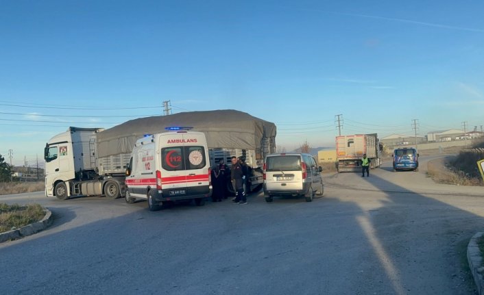 Çorum'da tırla çarpışan hafif ticari aracın sürücüsü yaralandı