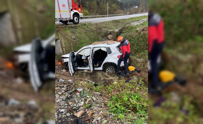 Dere yatağına düşen otomobilin sürücüsü yaralandı