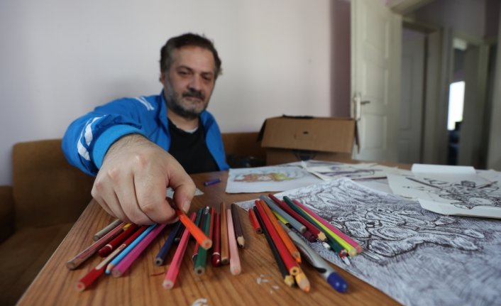 İsrail'in saldırılarını atık malzemeler üzerine çizdiği resimlerle anlatıyor