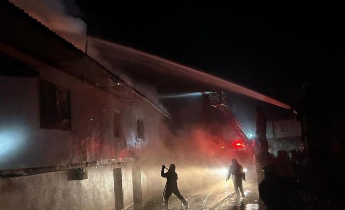 Kastamonu'da çıkan yangında 2 katlı ev ile otomobil zarar gördü