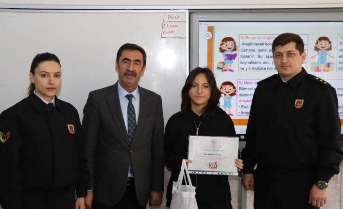 Çorum'da Jandarma Genel Komutanlığının resim yarışmasında dereceye girenlere ödül