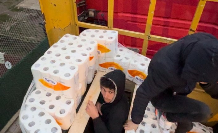 Düzce'de bir tırda kağıt havlu balyaları arasında 39 düzensiz göçmen yakalandı