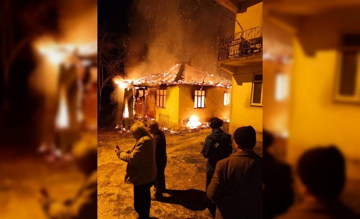 Düzce'de çıkan yangında 2 katlı ev kullanılamaz hale geldi