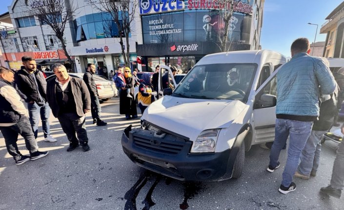 Düzce'de minibüs ile hafif ticari aracın çarpıştığı kazada 2 kişi yaralandı