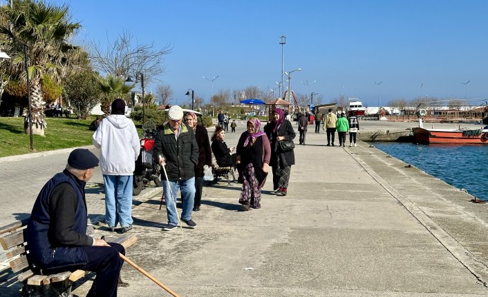 Gerze'de vatandaşlar şubat ayında güneşli havayı sahilde değerlendirdi