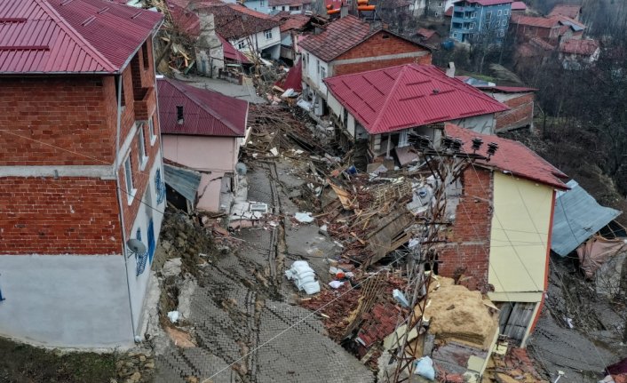 Tokat Valisi Hatipoğlu, heyelan yaşanan köyde tekrar incelemede bulundu: