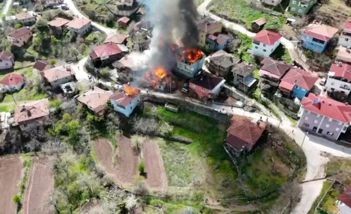 Çorum'da bir köyde çıkan yangında 6 evde hasar oluştu