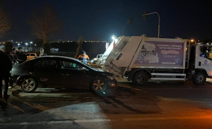 Çorum'da otomobil kırmızı ışıkta bekleyen araçlara çarptı, 5 kişi yaralandı