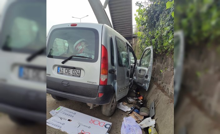 Giresun'da üst geçidin ayağına çarpan kamyonetteki 1 kişi öldü, 2 kişi yaralandı