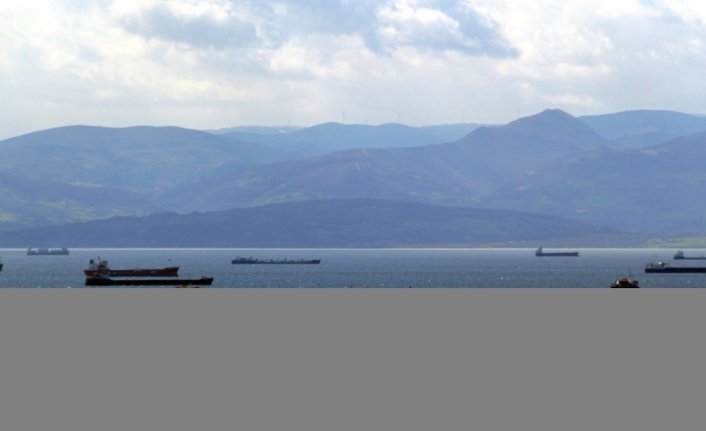 Meteorolojinin fırtına uyarısı sonrası yük gemileri Sinop'un doğal limanına sığındı