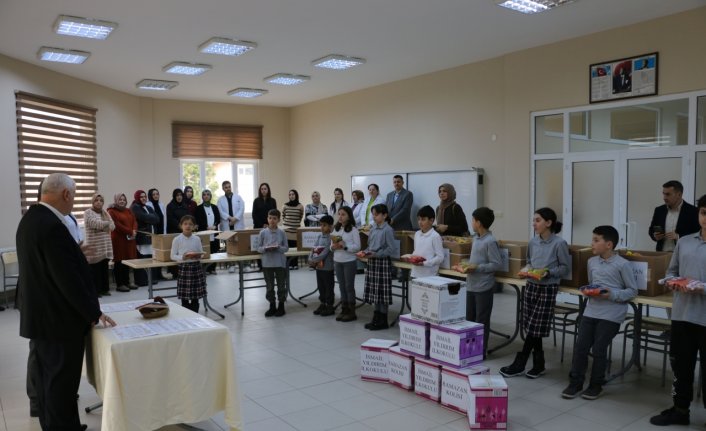 Of'ta velilerin desteğiyle hazırlanan gıda kolileri ihtiyaçlı ailelere ulaştırıldı