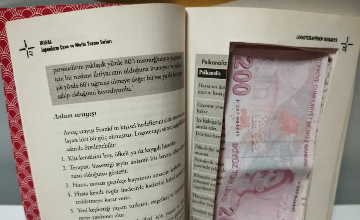 Samsun'da sahte parayı saklamak amacıyla kitabın içini para ölçüsünde kesen 2 zanlı yakalandı