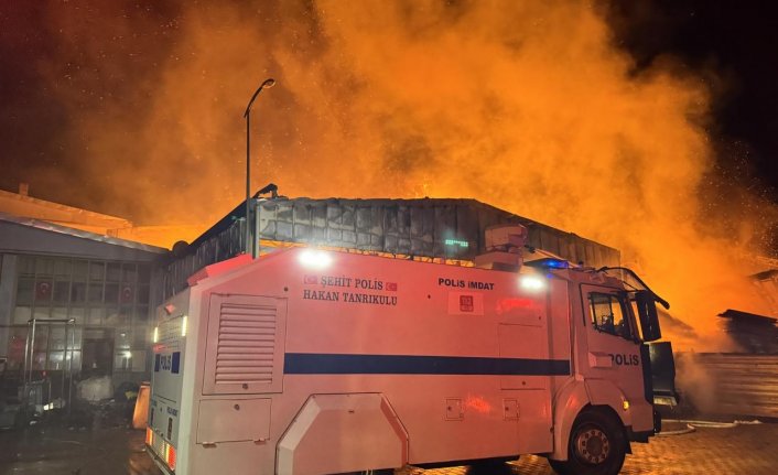 Sinop'ta sanayi sitesindeki iş yeri ve depoda çıkan yangın söndürüldü