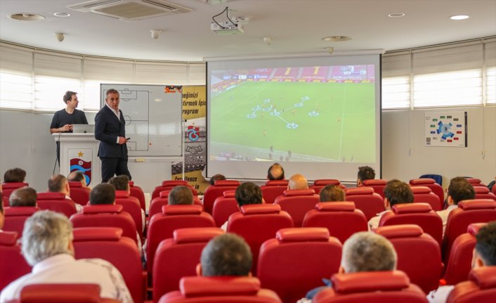 Trabzonspor Teknik Direktörü Abdullah Avcı, akademi antrenörleri ile bir araya geldi: