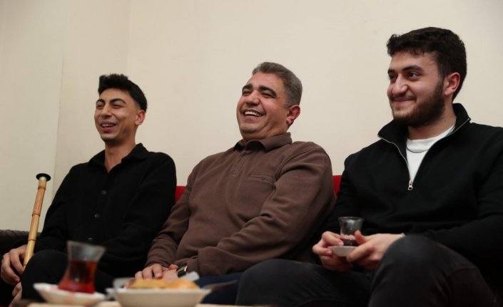 Vali Aslan, çay içmeye gittiği öğrencileri Aşık Veysel'in torunuyla telefonda görüştürdü