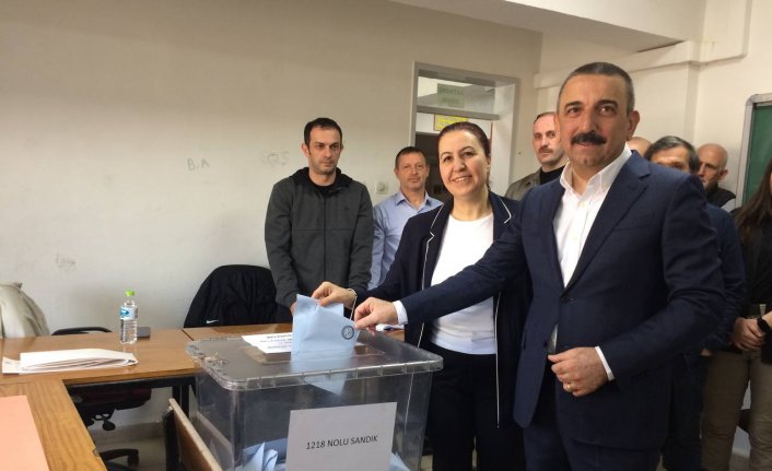 Zonguldak Valisi Hacıbektaşoğlu ile Belediye Başkanı Alan, oyunu kullandı
