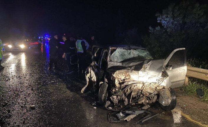 Çorum'da trafik kazasında anne ve kızı öldü, 3 kişi yaralandı