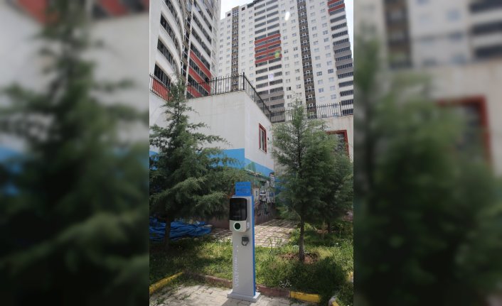Elektrikli araç bulunmayan siteye özendirmek için elektrikli araç şarj ünitesi kuruldu