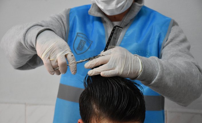Ordu'da denetimli serbestlik yükümlüsü, öğrenci, yaşlı ve hastaları tıraş ediyor