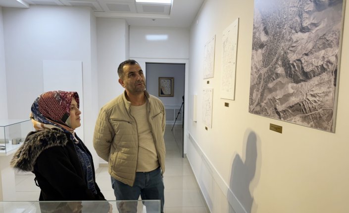 Tapu işlemleri için gelenler sergi salonunda geçmişe gidiyor