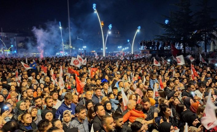 Tokat Belediye Başkanlığını kazanan MHP'li Yazıcıoğlu, vatandaşlara hitap etti: