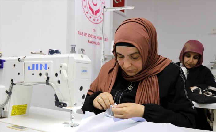 Amasya'da kurslara katılan kadınlar hem meslek öğreniyor hem para kazanıyor