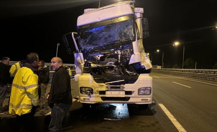 Bolu'da, trafik kazasında hurdaya dönen tırın sürücüsü kazadan yara almadan kurtuldu