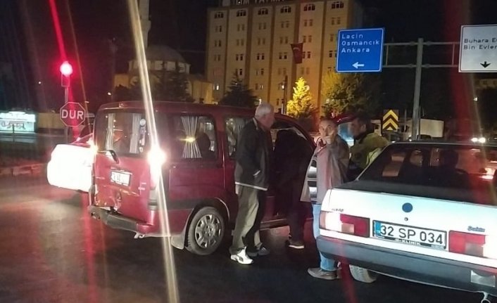 Çorum'da hafif ticari araç ile otomobil çarpıştı, 3 kişi yaralandı