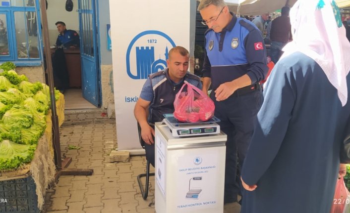İskilip'te zabıta ekipleri pazar poşetlerinde ağırlık denetimi yapıyor