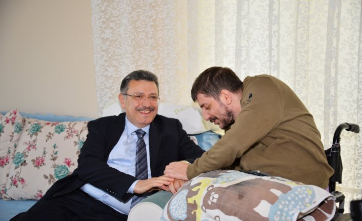 Trabzon Büyükşehir Belediye Başkanı Genç, bedensel engelli vatandaşın evine konuk oldu