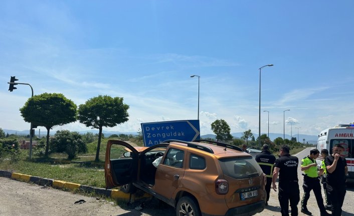 Zonguldak'ta iki otomobilin çarpıştığı kazada 1 kişi öldü, 1 kişi yaralandı