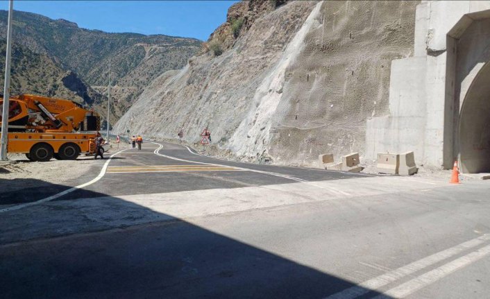 Artvin Valisi Cengiz Ünsal, trafiğe kapatılan tünelde inceleme yaptı