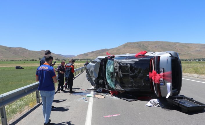Bayburt'ta gelin arabası ile traktörün çarpıştığı kazada 7 kişi yaralandı