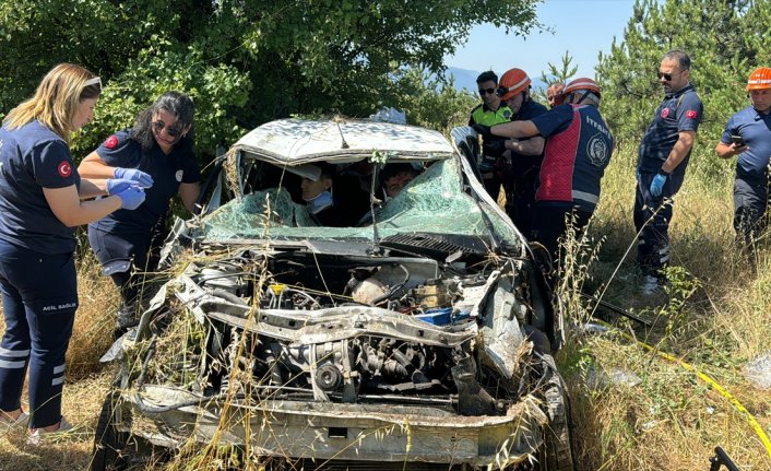 Bolu'da bariyere çarparak takla atan otomobildeki 5 kişi yaralandı