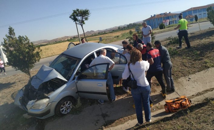 Çorum'da çarpışan iki otomobildeki 5 kişi yaralandı