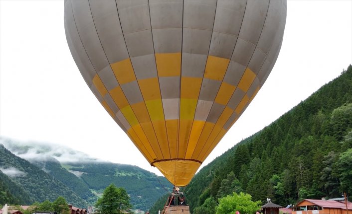 Kapadokya'dan getirilen 2 sıcak hava balonu Uzungöl'deki turistler için havalanıyor