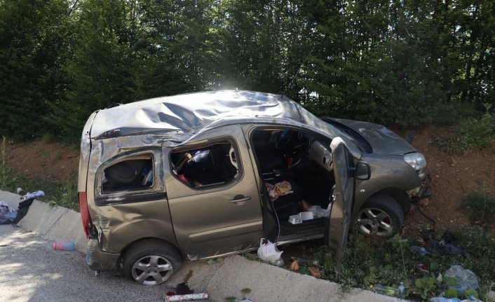 Kastamonu'da devrilen hafif ticari araçtaki 3'ü çocuk 5 kişi yaralandı