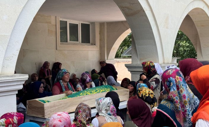 Oğlunun verdiği böbreğin nakledilmesinin ardından hayatını kaybeden babanın cenazesi defnedildi
