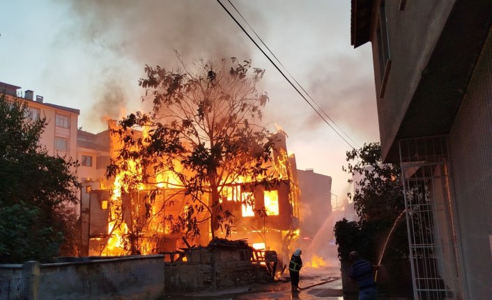 Sinop'ta çıkan yangında bir ev yandı, iki ev zarar gördü