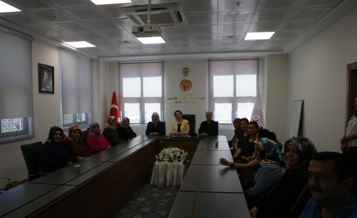 Tokat Valisi Numan Hatipoğlu'nun eşi, koruyucu ailelerle bir araya geldi