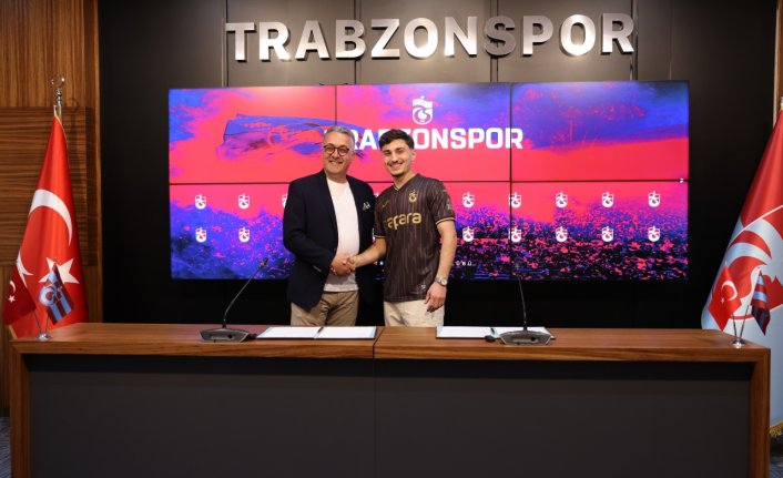 Trabzonspor'da yeni transfer Cihan Çanak için imza töreni düzenledi