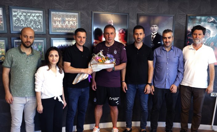 TSYD Trabzon Şubesi üyelerinden Trabzonspor Teknik Direktörü Abdullah Avcı'ya ziyaret