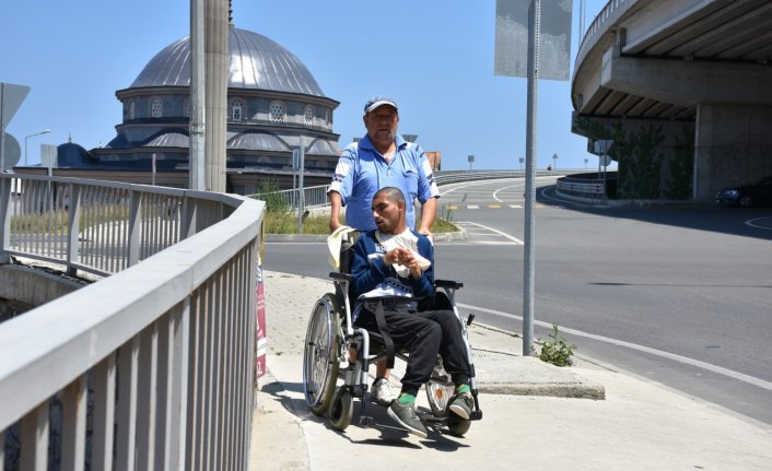Engelli oğlu araçları izleyebilsin diye her gün saatlerce otobüs durağında oturuyor