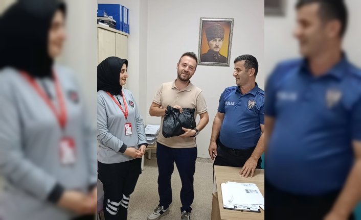 Hastane otoparkında unutulan içinde para ve ziynet eşyası bulunan çanta sahibine teslim edildi